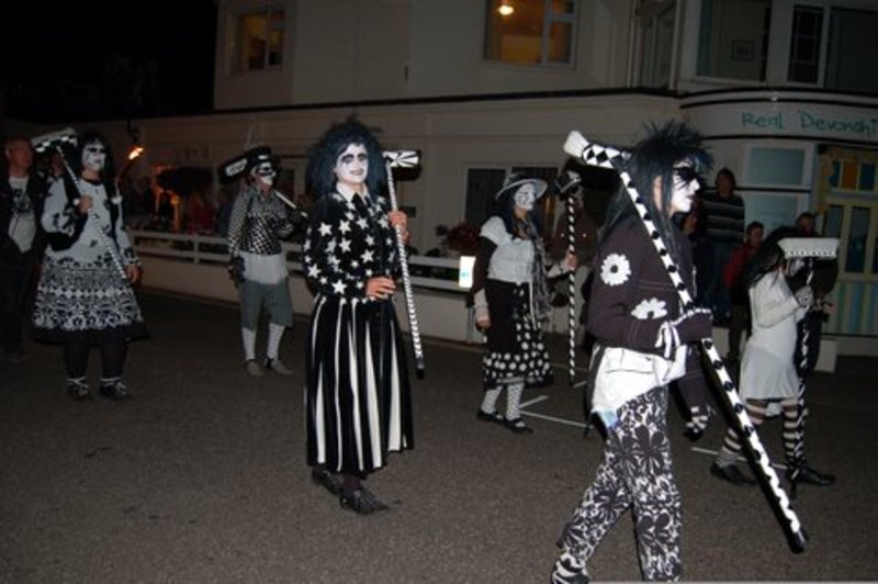<p>Sidmouth 2010 procession on final night - dancers</p>